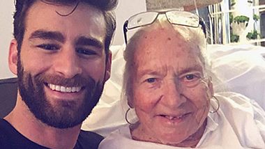 Erst waren sie Nachbarn auf einem Hausflur, jetzt kümmert sich Chris Salvatore in seiner eigenen Wohnung um die 89-jährige Norma Cook. - Foto: Instagram / chrissalvatore