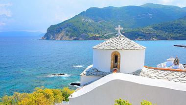 Skopelos gehört noch zu den Geheimtipps unter den griechischen Inseln. - Foto: Aetherial / iStock