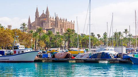 Palma de Mallorca im Frühling bereisen. - Foto: LUNAMARINA / iStock