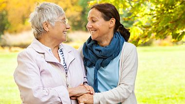 Nach 52 langen Jahren konnten sich eine US-amerikanische Mutter und ihre Tochter endlich kennenlernen. - Foto: FredFroese / iStock