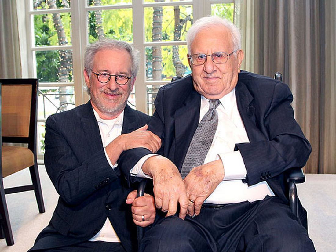 Vater und Sohn vereint: Steven (links) und Arnold Spielberg (rechts). Auch zu seinem bereits 100 Jahre alten Vater Arnold hat Steven Spielberg ein sehr enges Verhältnis.