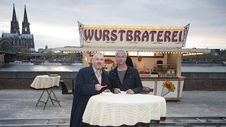 Die Schauspieler Dietmar Bär und Klaus J. Behrendt während Dreharbeiten zum Kölner Tatort vor der Wurstbraterei.  - Foto: imago images / Sven Simon