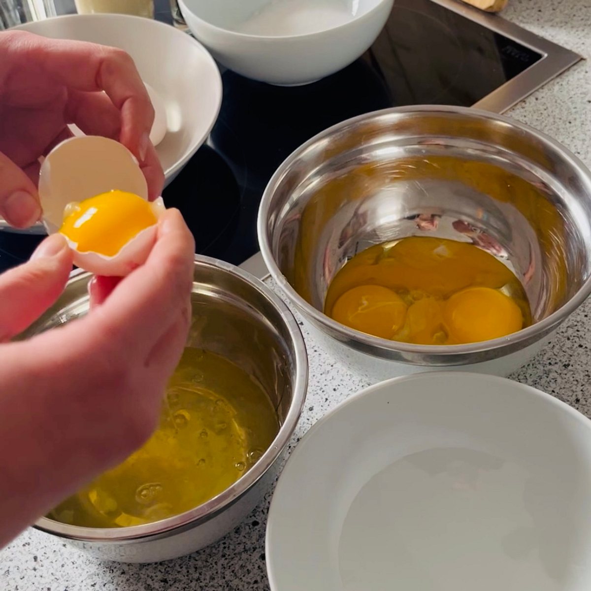 Schritt 2: Eigelb in eine Schüssel geben und mit zwei Eiweiß, Zucker und Vanillemark verrühren.