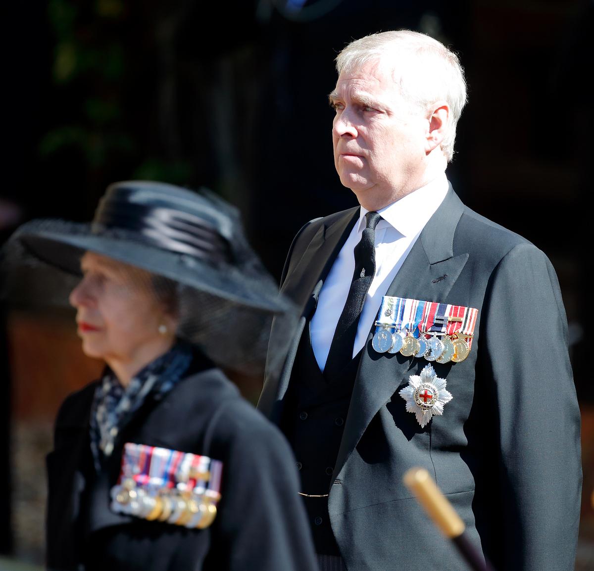 Prinz Andrew und Prinzessin Anne bei der Beerdigung von Prinz Philipe.