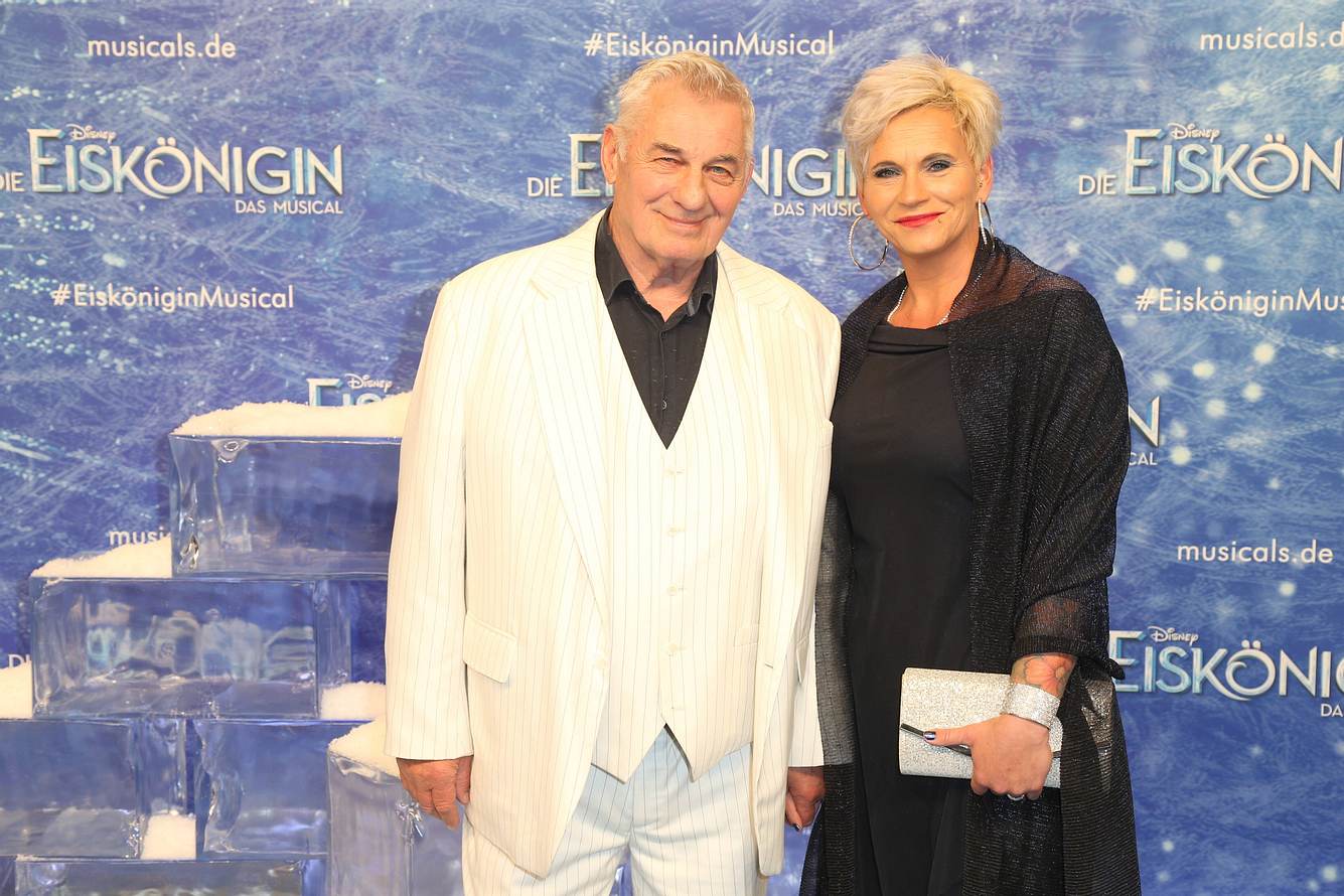 Heinz und Annika Hoenig bei der Premiere vom Disney Musical 'Die Eiskönigin' 2021 im Stage Theater an der Elbe.