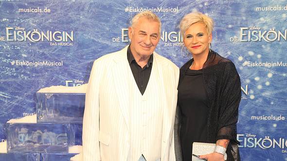 Heinz und Annika Hoenig bei der Premiere vom Disney Musical Die Eiskönigin 2021 im Stage Theater an der Elbe. - Foto: IMAGO / Stephan Wallocha