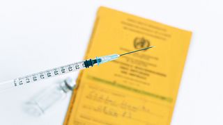 Impfpass kaufen zur Corona-Impfung - Foto: Firn / iStock