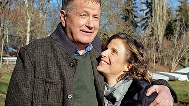 In aller Freundschaft: Dr. Roland Heilmann (Thomas Rühmann) hat mit Katja (Julia Jäger) eine neue Frau an seiner Seite. - Foto: MDR/Saxonia Media/Sebastian Kiss