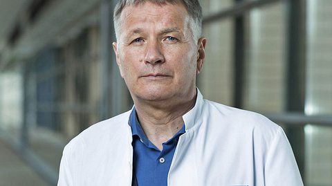 Thomas Rühmann ist als Dr. Roland Heilmann bei In aller Freundschaft zu sehen. - Foto: MDR/Saxonia/Tom Schulze