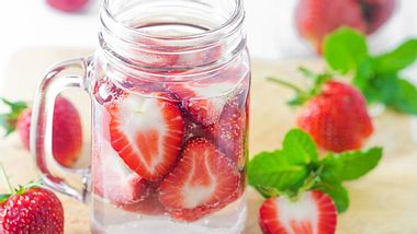 Wasser mit Erdbeeren.