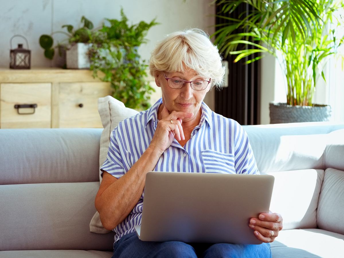 Frau schaut kritisch auf Laptop