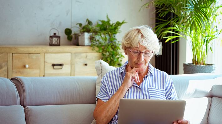 Frau schaut kritisch auf Laptop - Foto: iStock/izusek