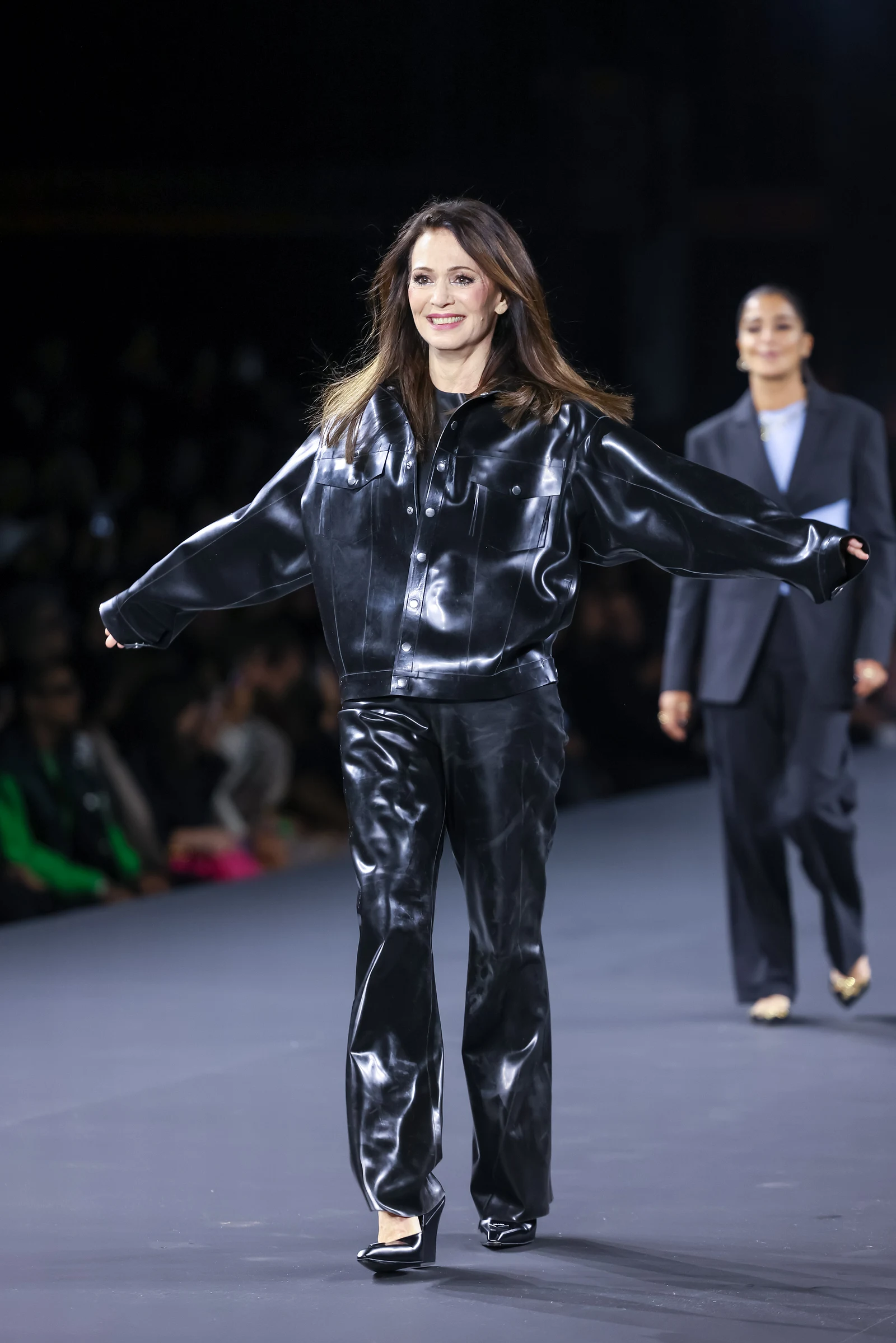 dedikation mineral Faktisk Iris Berben: In diesem Leder-Look verzaubert sie Paris | Liebenswert Magazin