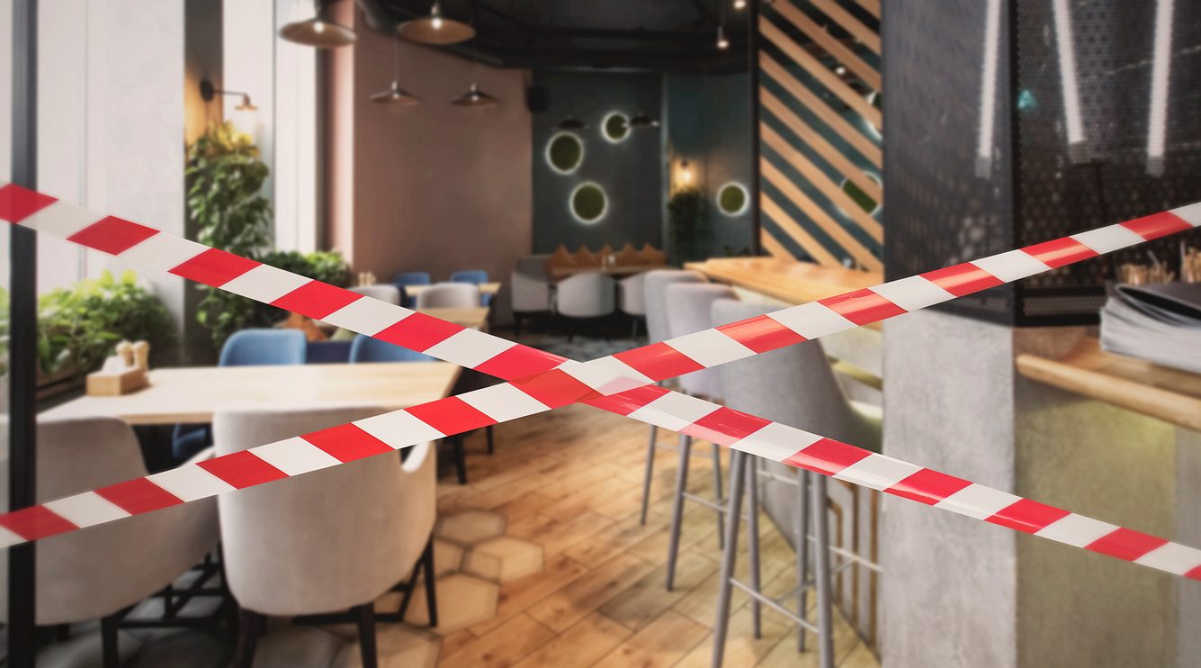 Aufgrund sinkender Infektionszahlen erwägt die Regierung das Ende der bundesweiten Notbremsen-Regelung. Der Sitzbereich eines Cafés ist mit Flatterband abgesperrt worden.