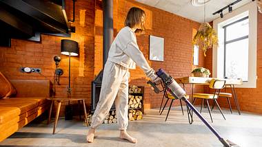 Frau mit Staubsauger - Foto: iStock/RossHelen