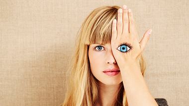 Frau mit blauen Augen - Foto: iStock/SanneBerg