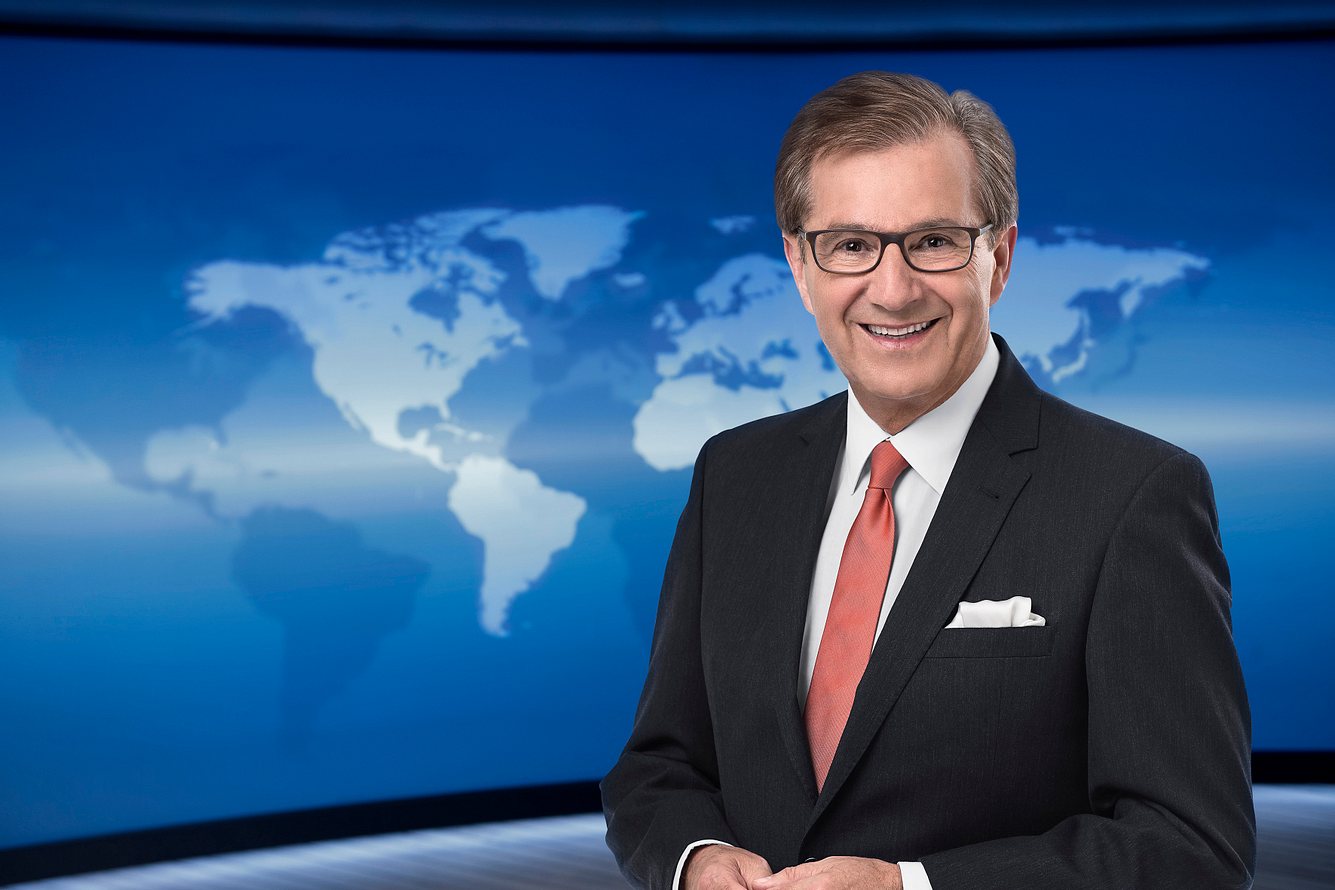 Jan Hofer in Fernsehstudio. 