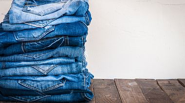 Ein Stapel blauer Jeans. - Foto: iStock