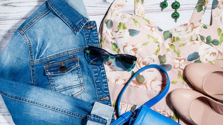 Jeansjacke stylen: Flatlay mit Kleid und Accessoires - Foto: Beo88 / iStock