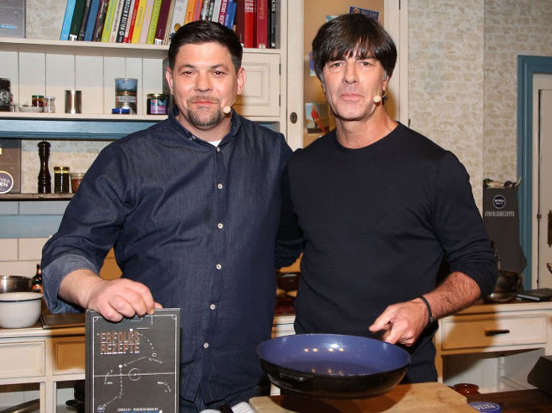 Jogi Löw und Tim Mälzer haben ein gemeinsames Kochbuch herausgegeben. Jogi Löw und Tim Mälzer haben ein gemeinsames Kochbuch herausgegeben.