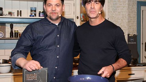 Jogi Löw und Tim Mälzer haben ein gemeinsames Kochbuch herausgegeben. - Foto: Tristar Media/Getty Images