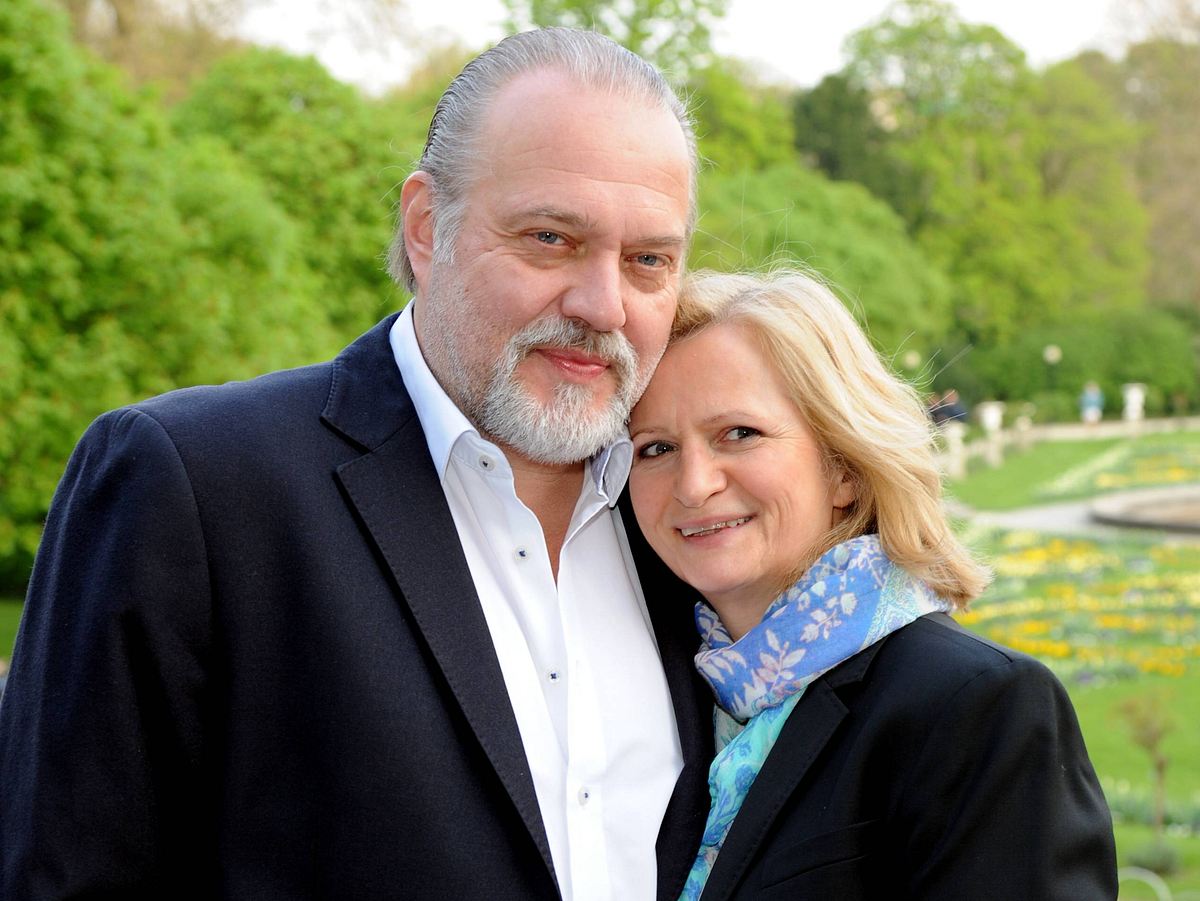 Johanna Gastdorf & Jan-Gregor Kremp Arm in Arm in einem Park