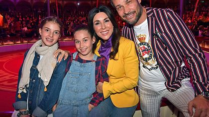 Judith Williams mit Ehemann Alexander-Klaus Stecher und ihren beiden Töchtern. - Foto: Hannes Magerstaedt/Getty Images