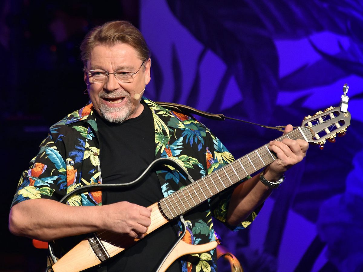 Entertainer Jürgen von der Lippe mit Gitarre auf der Bühne.