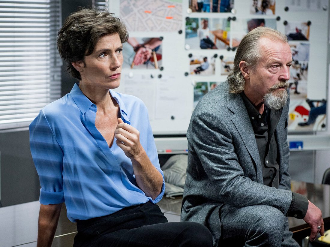 Paul Rabe (Paul Faßnacht) wirft seiner Chefin Christina Fehrmann (Julia Bremermann) vor, bei einem alten Fall einen schweren Fehler begangen zu haben. Offenbar wurde ein Unschuldiger verurteilt. Paul Rabe (Paul Faßnacht) wirft seiner Chefin Christina Fehrmann (Julia Bremermann) vor, bei einem alten Fall einen schweren Fehler begangen zu haben. Offenbar wurde ein Unschuldiger verurteilt.