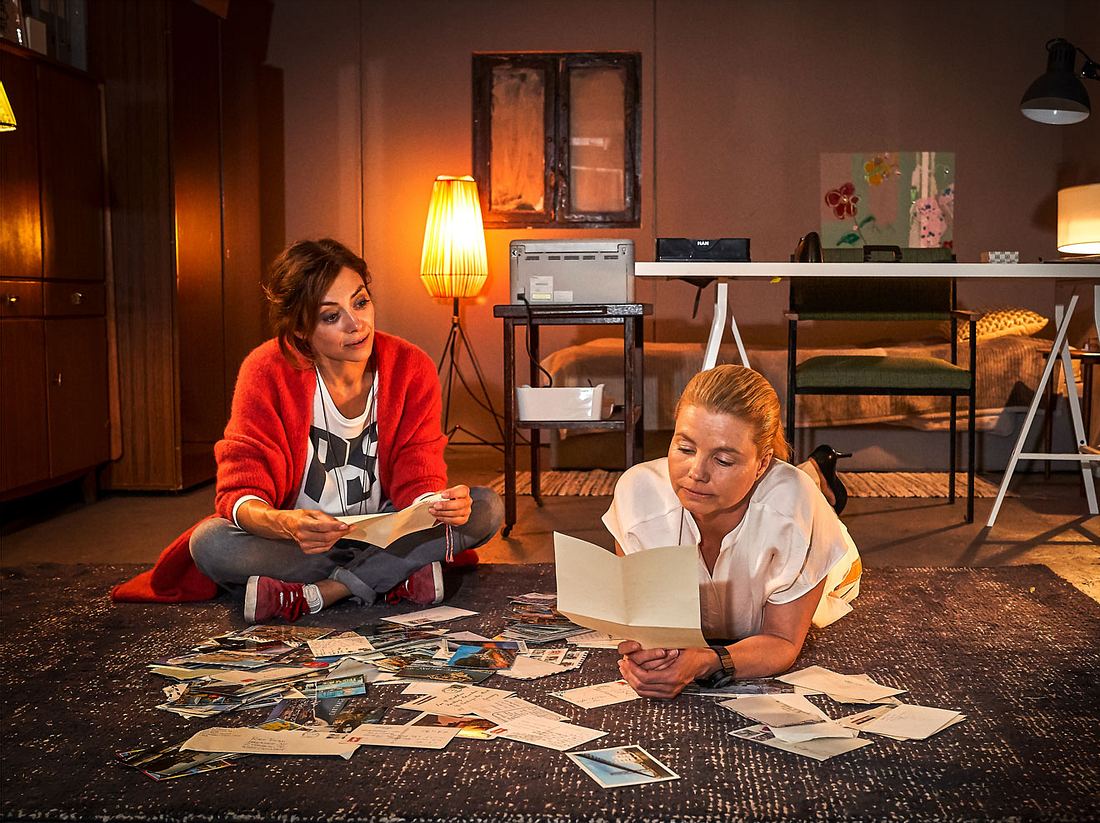 An der Seite von Annette Frier spielt Julia Richter in Ella Schön eine Hauptrolle. An der Seite von Annette Frier spielt Julia Richter in Ella Schön eine Hauptrolle.
