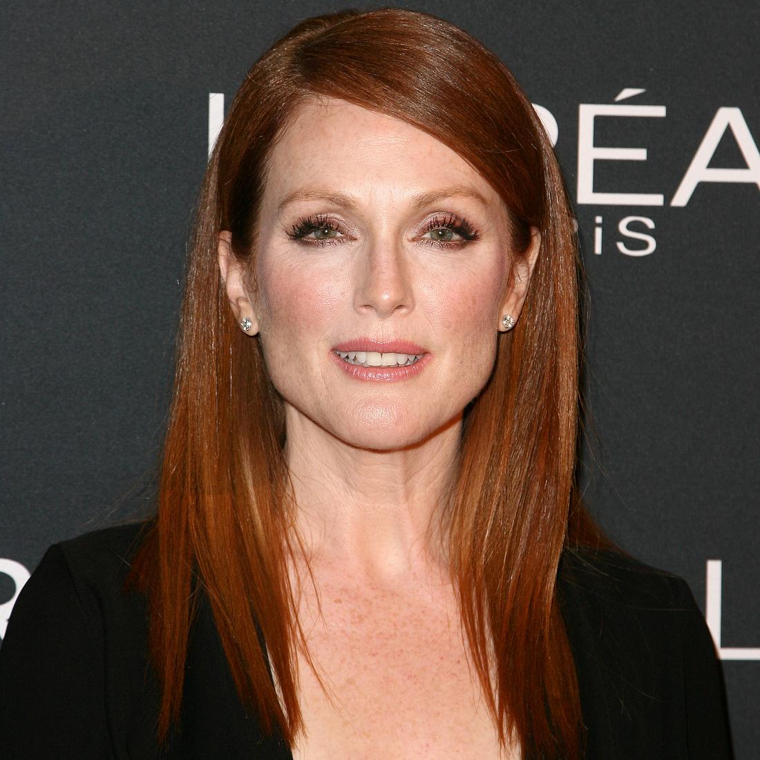 Schauspielerin Julianne Moore trägt ein sinnliches Rot. Juliane Moore trägt die perfekte Frisur zu ihrem Sternzeichen.