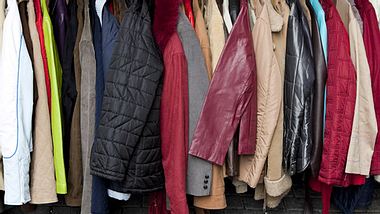 Kälte-Kleiderständer für Obdachlose - Foto: carterdayne/iStock