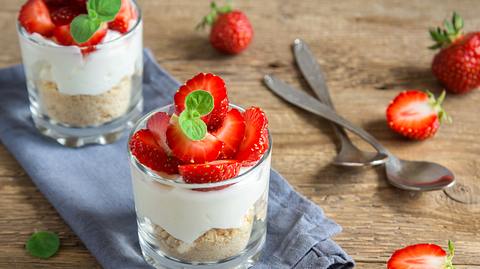 Käsekuchen im Glas mit Erdbeeren.  - Foto: Mizina / iStock