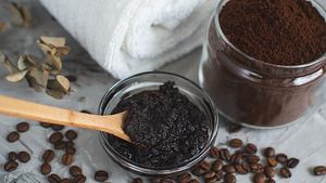 Kaffeepeeling selber machen  - Foto: Jelena Irikova / iStock 