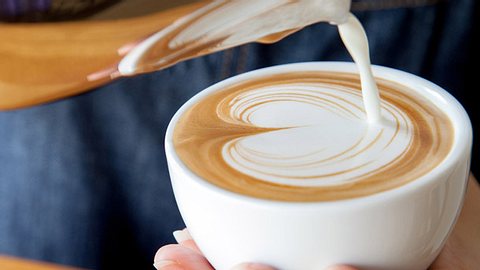 Eine neue Studie beschreibt nun den Zusammenhalt zwischen Kaffee und langem Leben.  - Foto: Yktr / iStock