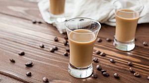 So gelingt selbstgemachter Kaffeelikör - Foto: Denis_Vermenko / iStock