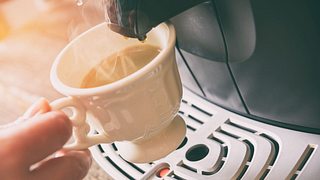 Kaffeepadmaschine entkalken - Foto: humonia / iStock