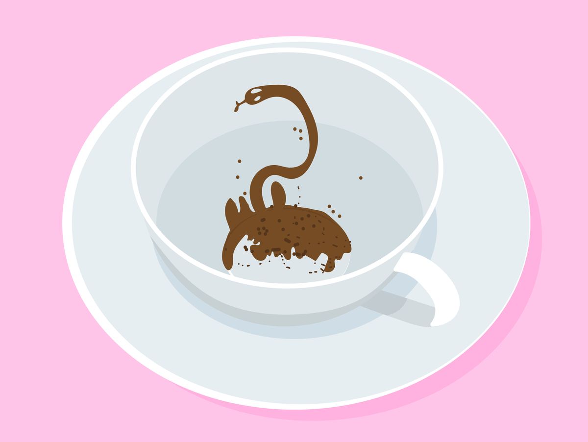 Eine Schlange ist im Kaffeesatz zu erkennen