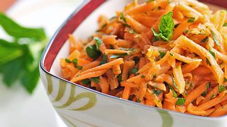Karottensalat passt zu vielen Gelegenheiten und ist schnell zubereitet. - Foto: PoppyB / iStock