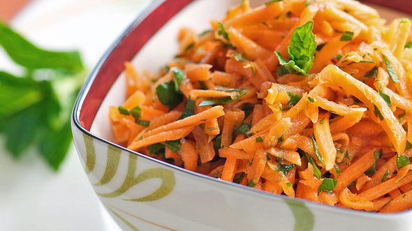 Karottensalat passt zu vielen Gelegenheiten und ist schnell zubereitet. - Foto: PoppyB / iStock
