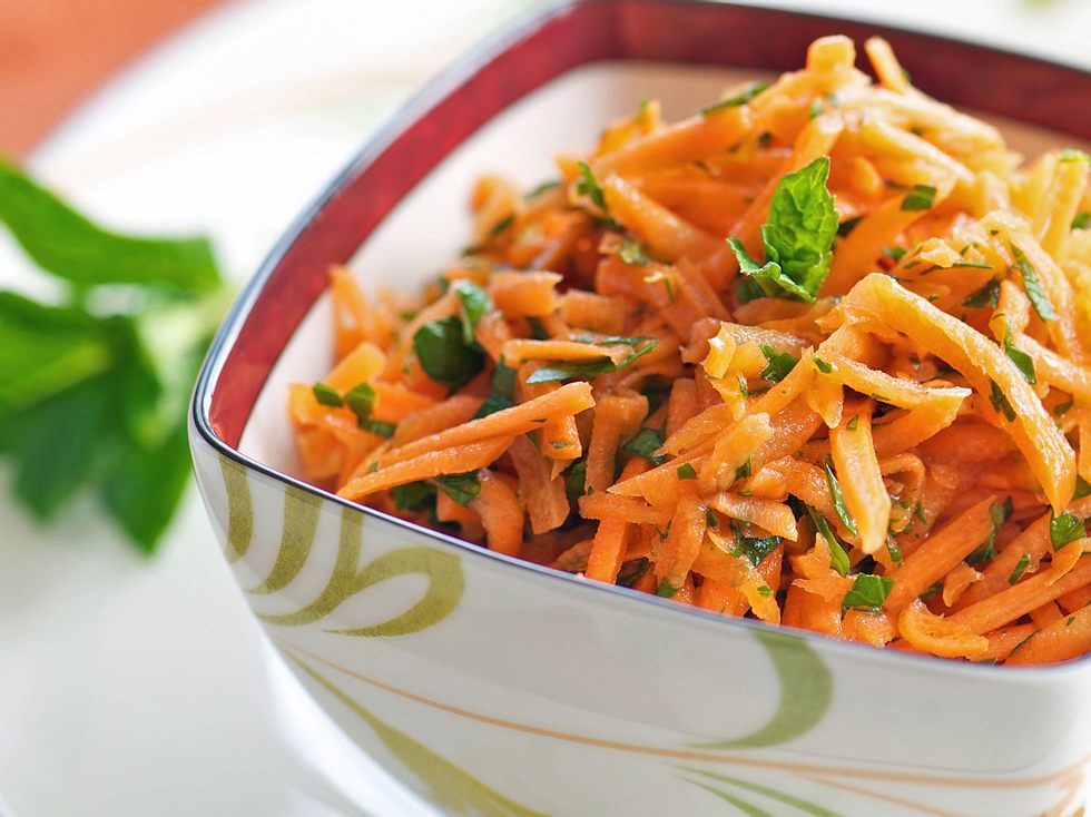 Karottensalat passt zu vielen Gelegenheiten und ist schnell zubereitet. 