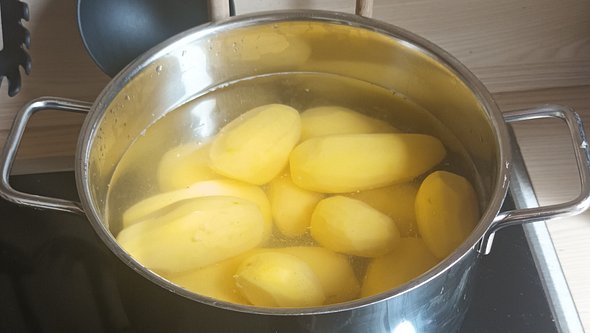 Kartoffelwasser sollten Sie nach dem Kochen nicht wegschütten. - Foto: Liebenswert/ Sarah Wallner