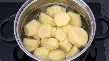 Kartoffelwasser sollten Sie nach dem Kochen nicht wegschütten. - Foto: Issaurinko / iStock