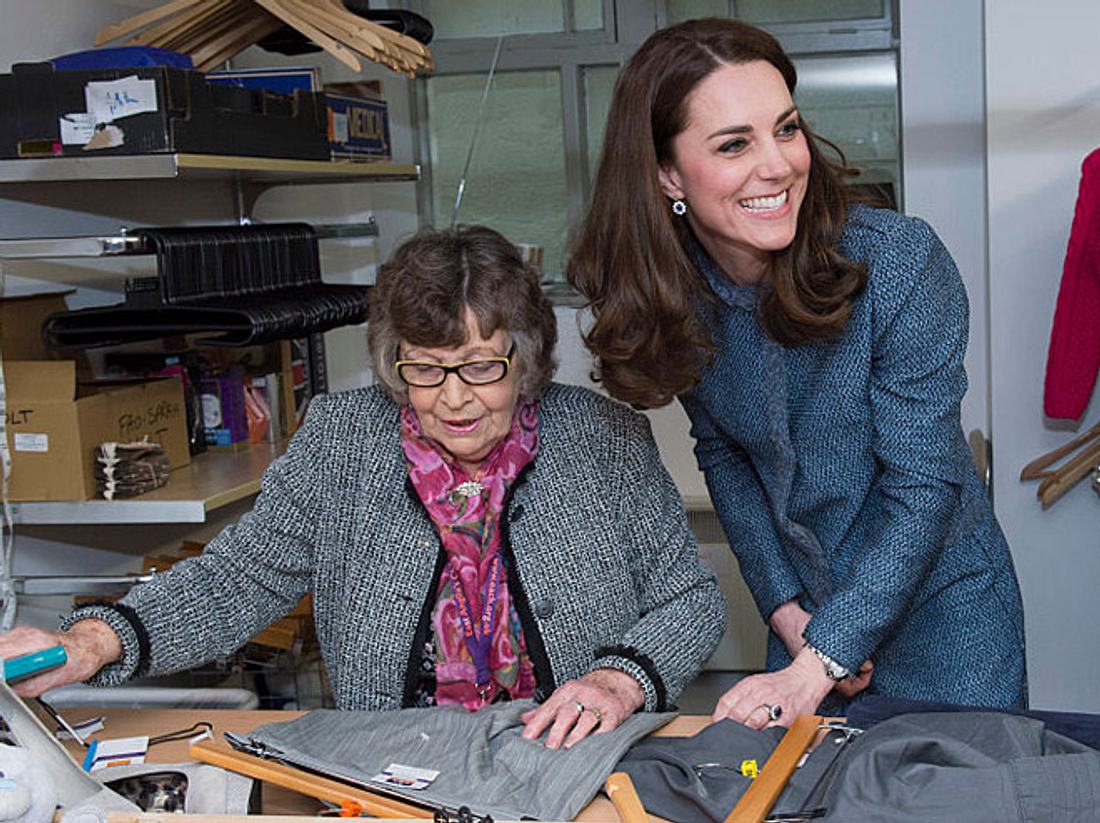 Kate Middleton beim Besuch eines Second-Hand-Ladens im März 2016. Kate Middleton beim Besuch eines Second-Hand-Ladens im März 2016.