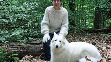 Frau Steffen mit ihren weißen Schäferhund.