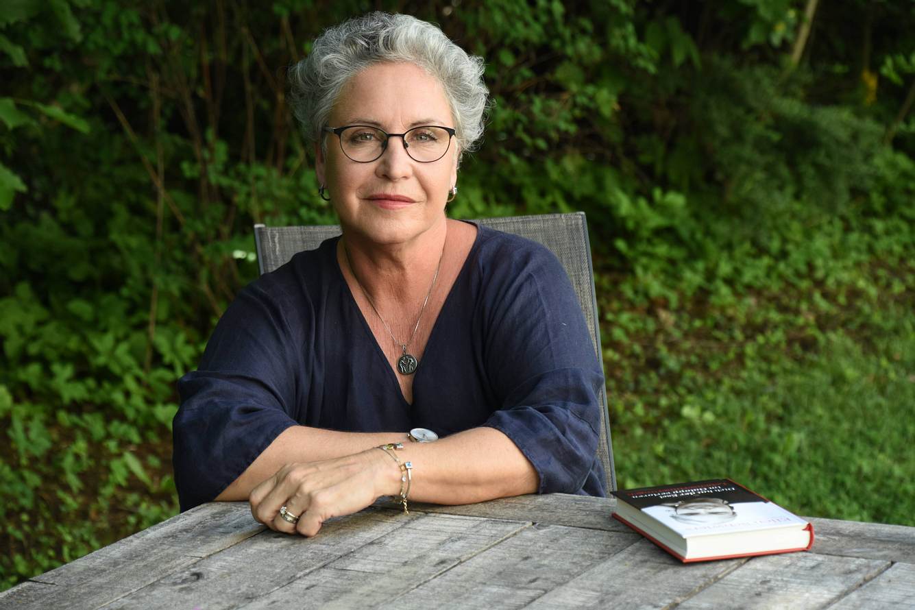 Katerina Jacob führt eine glückliche Ehe. Schauspielerin Katerina Jacob mit ihrem Buch an einem Gartentisch.