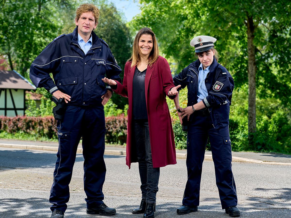 Katharina Wackernagel (M.) als Kommissarin Marie Gabler, Sebastian Schwarz (l.) als Polizeihauptmeister Heino Fuss und Eva Bühnen (r.) als Kommissaranwärterin Jennifer Dickel 