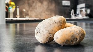 Im Haushalt lässt sich mit Kartoffeln oder Kartoffelschalen viel anstellen. - Foto: Gregory_DUBUS / iStock