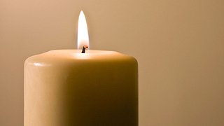 So sorgen Sie vor und bei dem Anzünden von Kerzen dafür, dass sie länger brennen. - Foto: egunyeli / iStock
