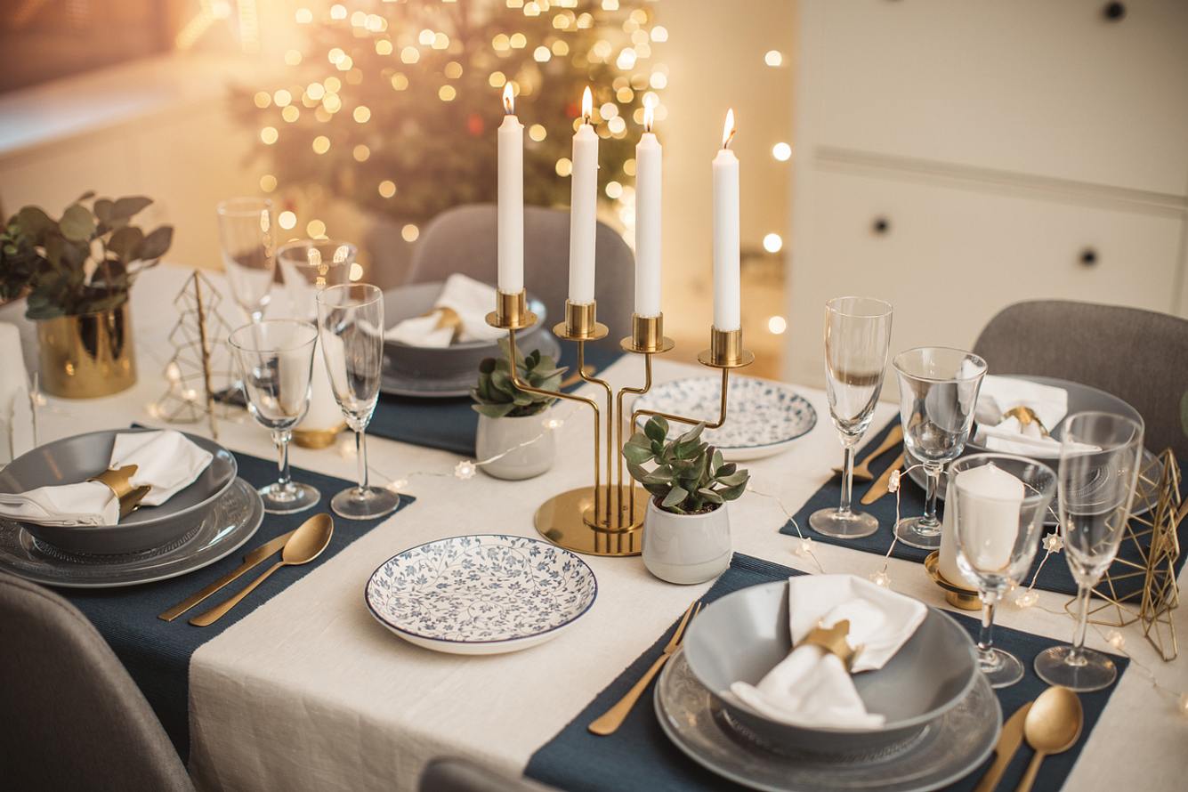 Kerzenständer Goldener Kerzenständer auf gedeckter Tafel